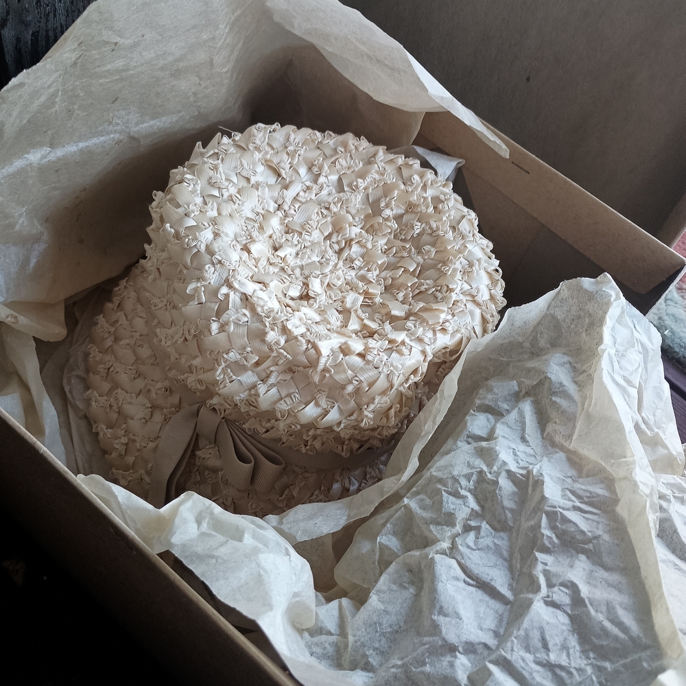 Exquisite Vintage 1950s-60s Cream Textured Woven Hat w/Original Box - Picture 10 of 12